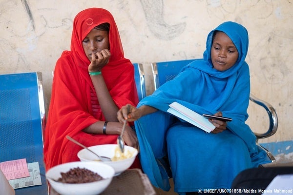 カッサラ州の保健センターで、栄養価の高い食事の作り方を学ぶ20歳の妊娠4カ月目の妊婦と、1児の母親。(スーダン、2023年2月22日撮影) © UNICEF_UN0791858_Mojtba Moawia Mahmoud