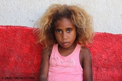 サイクロンにより自宅が破壊され、家族と共に避難所に身を寄せる7歳のマリーさん。「木は揺れて、家の屋根は吹き飛んでいて、とても怖かった」と話す。(バヌアツ、2023年3月6日撮影) © UNICEF_UN0796263_Olul