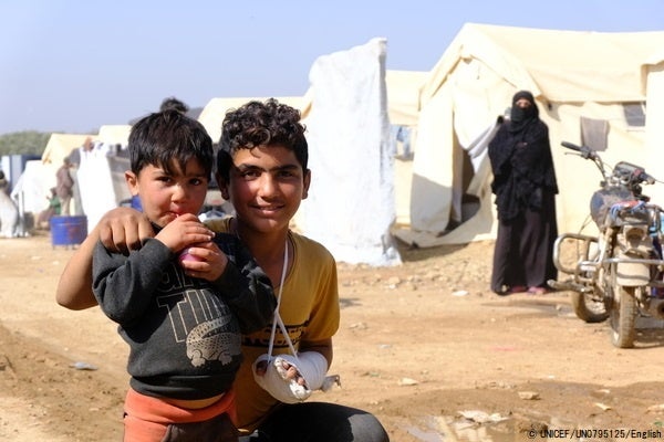 被災した家族のために新しくできた難民キャンプで生活する13歳のモハメドくんと5歳のハムザくん兄弟。(シリア、2023年3月1日撮影) © UNICEF_UN0795125_English