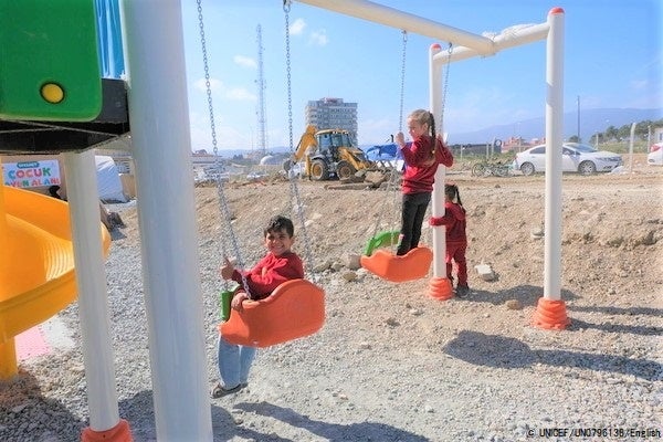 アンタキヤのユニセフが支援する難民キャンプの公園で遊ぶ子どもたち。(トルコ、2023年3月4日撮影) © UNICEF_UN0796138_English