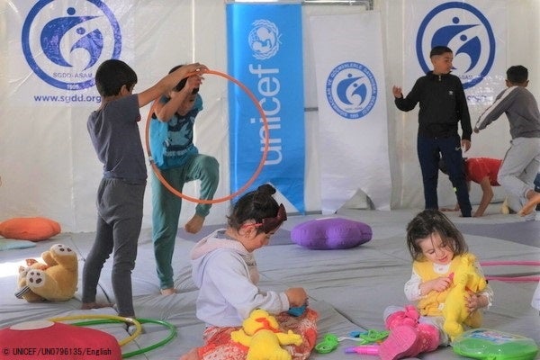 アンタキヤの難民キャンプで、ユニセフが支援するレクリエーション・学習スペースで遊ぶ子どもたち。(トルコ、2023年3月4日撮影) © UNICEF_UN0796135_English