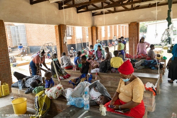 コレラ治療センターで治療を受けるコレラ患者。(マラウイ、2023年2月9日撮影) © UNICEF_UN0782063_Khanyizira