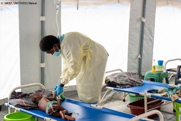 リロングウェの保健センターで、コレラの治療を受ける子ども。（2023年2月23日撮影）© UNICEF_UN0793033_Malawi