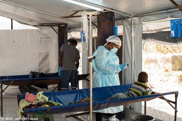 コレラの治療を受ける子ども。(マラウイ、2023年2月23日撮影) © UNICEF_UN0792847_Malawi