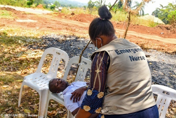 公衆衛生上の緊急事態が発生したという想定のもと、病院で行われた行われた訓練で、コレラ感染者への対応を学ぶ救急看護師。(ウガンダ、2023年2月14日撮影) © UNICEF_UN0791577_Mugisha