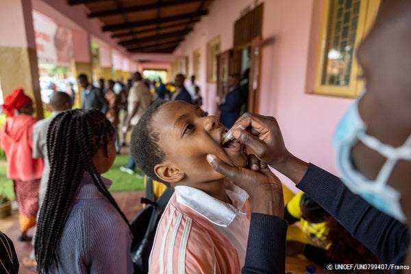 ユニセフの支援で行われたコレラの予防接種キャンペーンで、経口コレラワクチンの接種を受ける子ども。(モザンビーク、2023年2月27日撮影) © UNICEF_UN0799407_Franco