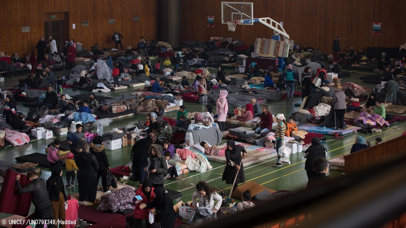 ラタキアの体育館で避難を続ける被災者。© UNICEF_UN0797348_Haddad