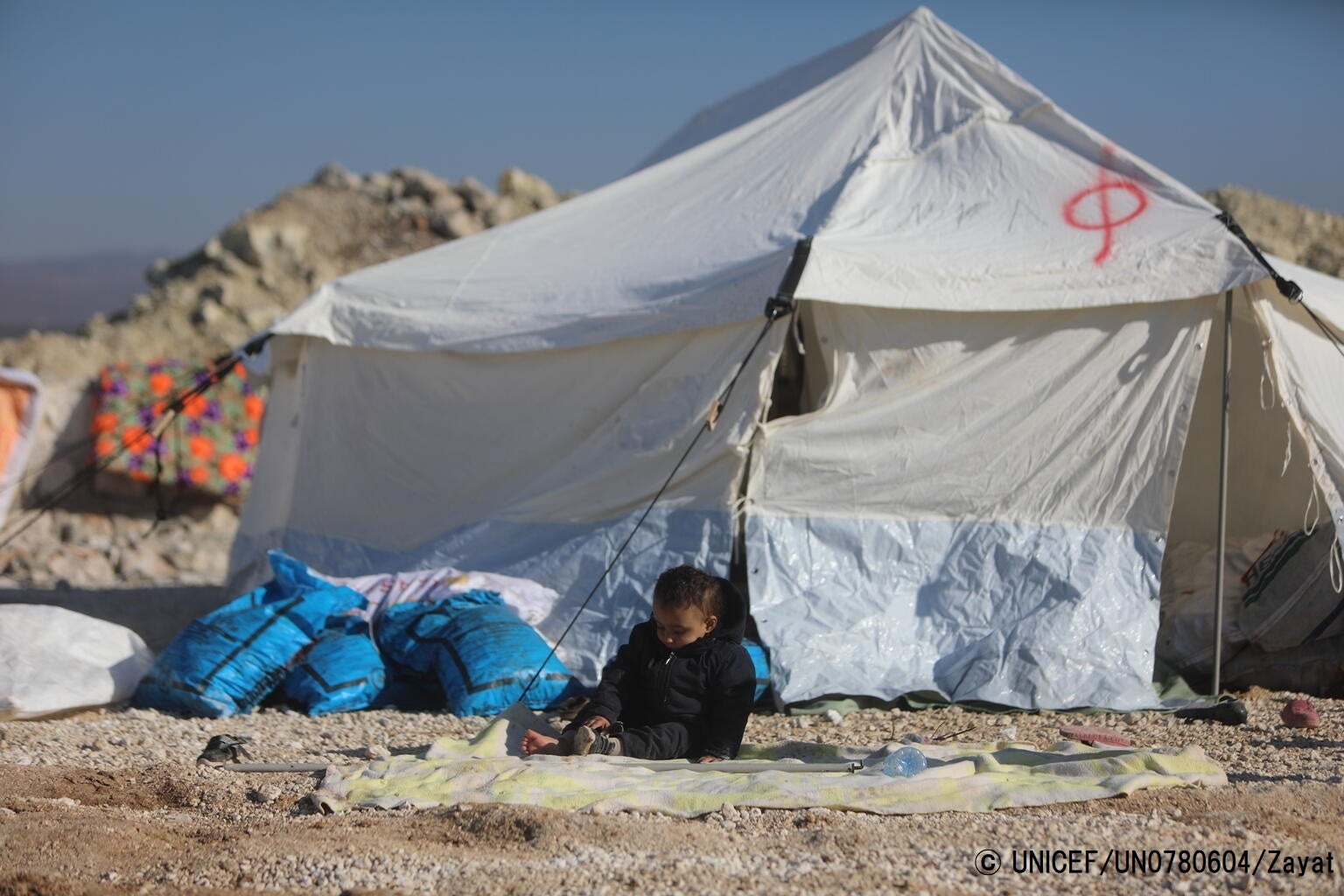 地震被災者のためのテントで暮らす子ども。多くの子どもは、平和なシリアを知らない。© UNICEF_UN0780604_Zayat