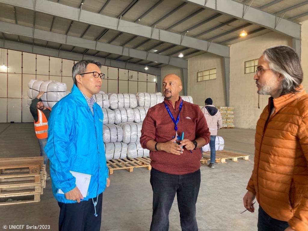 ダマスカスの倉庫でスタッフと話す根本副代表。© UNICEF Syria_2023