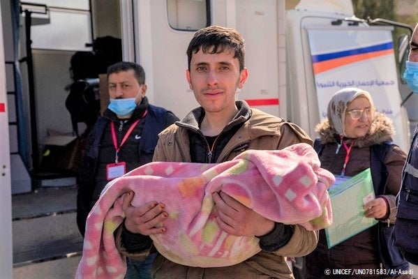 ユニセフの移動式保健クリニックで、栄養状態を診てもらうために子どもを連れてきた父親。(シリア、2023年2月10日撮影) © UNICEF_UN0781583_Al-Asadi