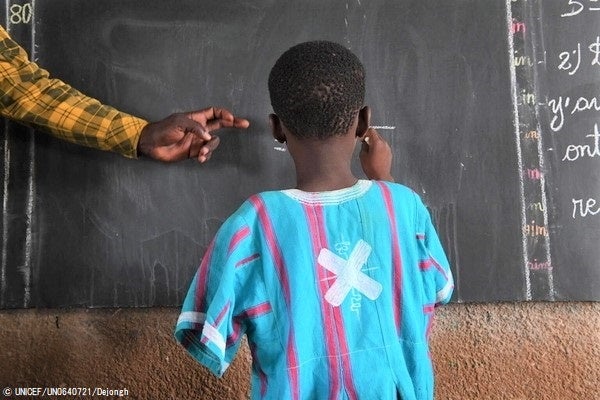 北部のカヤの学校に通う8歳のバモゴさん。3年前、住んでいた村で武装勢力に襲われ、銃弾を受けた左腕は、切断することになってしまった。(ブルキナファソ、2022年5月撮影) © UNICEF_UN0640721_Dejongh