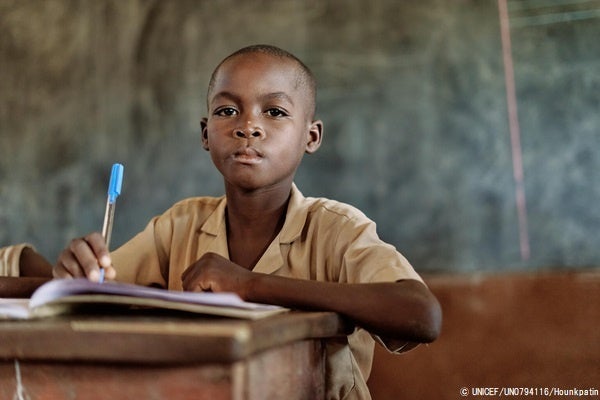 公立小学校で授業を受ける8歳のアバッセさん。以前住んでいた南東部の村が武装勢力に襲われ、家族と逃れた。(ベナン、2022年10月撮影) © UNICEF_UN0794116_Hounkpatin