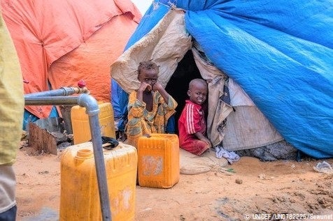 干ばつの影響により国内避難民キャンプへ逃れた子どもたち。命を守るための水プロジェクトとして、ユニセフはパートナーとともに、キャンプ内に給水所を設置した。(ソマリア、2023年2月6日撮影) © UNICEF_UN0782225_Sewunet