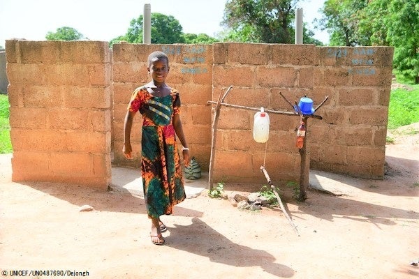 トイレを使用した後、清潔な水と石けんで手を洗った10歳の女の子。(ブルキナファソ、2021年6月撮影) © UNICEF_UN0487690_Dejongh