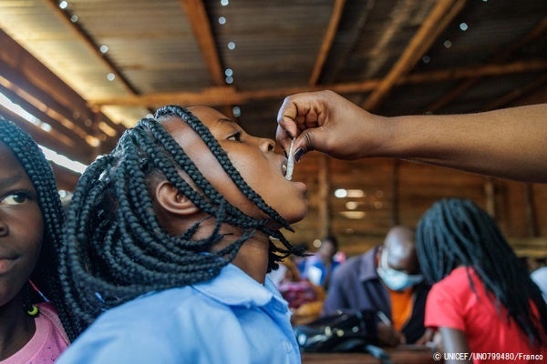 ニアッサ州の小学校で行われたコレラの予防接種キャンペーンで、経口コレラワクチンの投与を受ける女の子。(モザンビーク、2023年2月27日撮影) © UNICEF_UN0799480_Franco