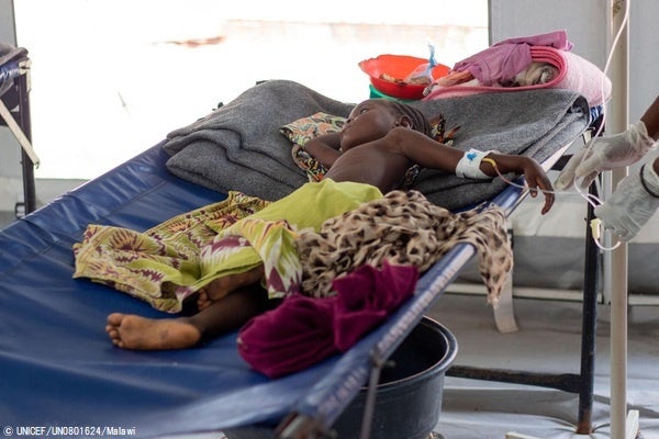 保健センターで、コレラの治療を受ける4歳のバネッサちゃん。(マラウイ、2023年3月7日撮影) © UNICEF_UN0801624_Malawi