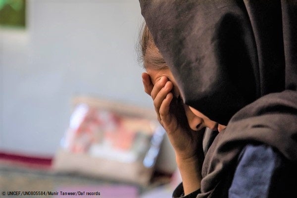 中学校1年生のサマーさんは、教育を続けられている兄から教科書を借りて毎日勉強している。「学校で教育を続けられなくて絶望しています」と話す。(アフガニスタン、2023年3月21日撮影) © UNICEF_UN0805584_Munir Tanweer_Daf