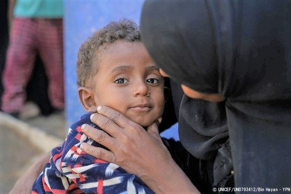 アル・シャーブ(Al Sha’ab)キャンプで暮らす、栄養不良の9歳のイスマイルくんと母親。(イエメン、2023年2月撮影) © UNICEF_UN0793412_Bin Hayan - YPN