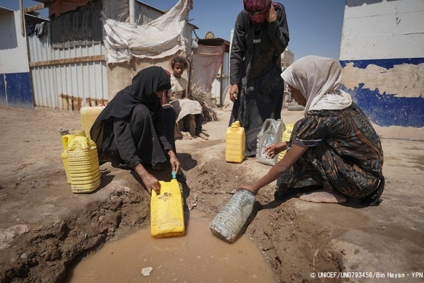 続く紛争によりタイズから、アデンのアル・シャーブ(Al Shaab)キャンプへ逃れた家族。(イエメン、2023年2月撮影) © UNICEF_UN0793456_Bin Hayan_YPN