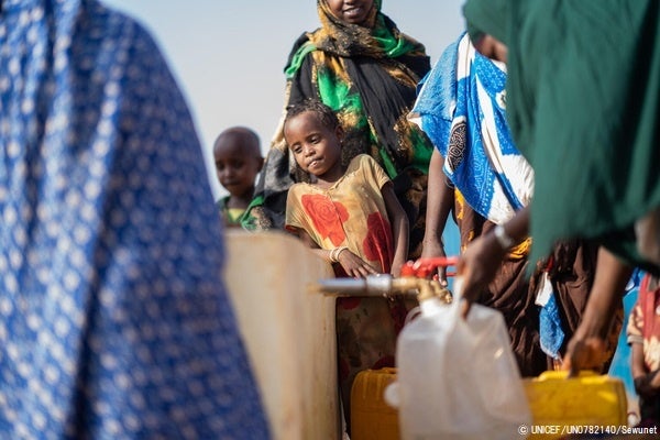 ドローの国内避難民キャンプ内にある給水所で水を汲む子ども。(ソマリア、2023年2月8日撮影) © UNICEF_UN0782140_Sewunet
