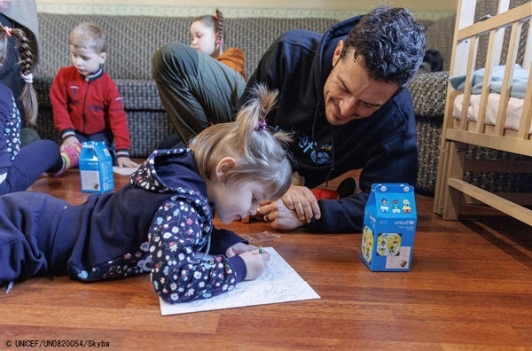 里親に引き取られた4歳のオクサナと遊ぶオーランド・ブルーム ユニセフ親善大使。(ウクライナ、2023年3月26日撮影) © UNICEF_UN0820054_Skyba