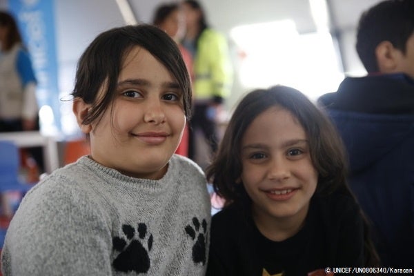 ハタイの一時避難所にあるユニセフの子どもにやさしい空間で、心理社会的支援を受ける子どもたち。(トルコ、2023年3月17日撮影) © UNICEF_UN0806340_Karacan