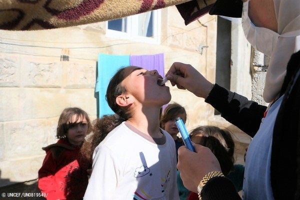 北西部で行われたコレラの予防接種キャンペーンで、経口コレラワクチンの投与を受ける子ども。(シリア、2023年3月9日撮影) © UNICEF_UN0819549_