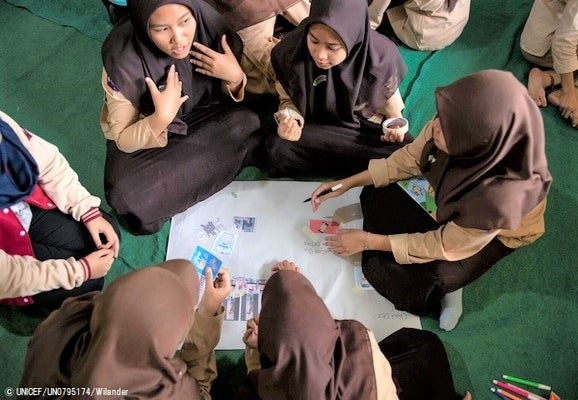 ジャワ州中部の学校で行われた、インターネット上での性的搾取と虐待から守る方法を学ぶ子どもたち。(インドネシア、2023年2月撮影) © UNICEF_UN0795174_Wilander