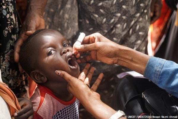 ダルフールで、ポリオの予防接種を受ける子ども。(2023年3月18日撮影) © UNICEF_UN0822696_Hassan Nazmi Ahmed