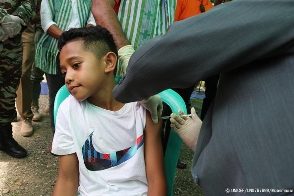 ユニセフが支援する保健省の5歳以下の子どもを対象とした定期予防接種キャンペーンで、はしか・風疹、肺炎、ポリオなどの予防接種を受ける子ども。(東ティモール、2023年1月撮影) © UNICEF_UN0767699_Monemnasi
