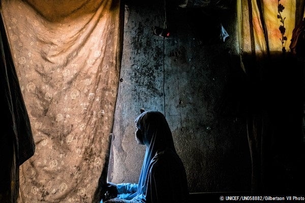 12歳の時、ボコ・ハラムに拉致されたダダさんは、戦闘員からレイプされ13歳で娘を出産した。何とか逃げ出したダダさんはカメルーンの軍事キャンプにたどり着き、ボルノ州の避難所で2歳の娘と暮らしている。(ナイジェリア、2017年3月撮影) © UNICEF_UN