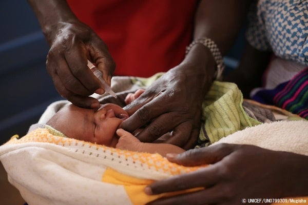 保健センターで経口ポリオワクチンの投与を受ける、生まれたばかりの赤ちゃん。(ウガンダ、2023年3月撮影) © UNICEF_UN0799309_Mugisha