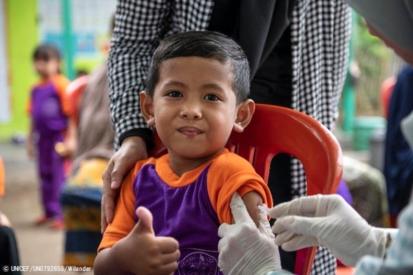 スラウェシ島南部の学校で、予防接種を受ける5歳のアルカンさん。(インドネシア、2023年2月撮影) © UNICEF_UN0792659_Wilander