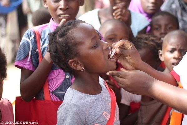 ザンベジア州で行われたユニセフが支援するコレラの予防接種キャンペーンで、経口ワクチンの投与を受ける子どもたち。(モザンビーク、2023年3月31日撮影) © UNICEF_UN0824086_Lemos
