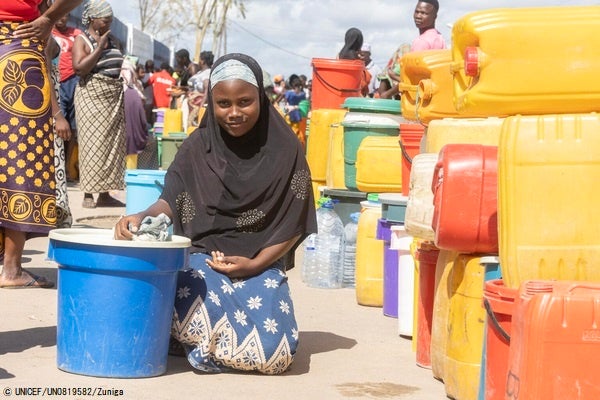 毎朝3時に起き、9時間並んで給水所で水を汲む12歳のアイシャさん。サイクロン「フレディ」の影響でケリマネの街中が水不足になり、学校も閉校状態が続いている。(モザンビーク、2023年3月23日撮影) © UNICEF_UN0819582_Zuniga