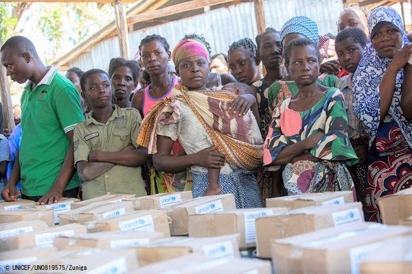 ケリマリの小学校で配布されるユニセフの保健・衛生キットを受け取りに来た人たち。(モザンビーク、2023年3月23日撮影) © UNICEF_UN0819575_Zuniga