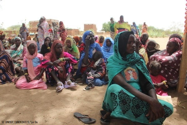 国境を越え隣国に逃れたスーダン難民たち。(チャド、2023年4月27日撮影) © UNICEF_UN0834339_Le Du