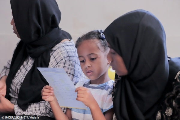 アスワンでユニセフの支援を受けるスーダン難民の家族。約1万6,000人の難民が隣国のエジプトに逃れている。(エジプト、2023年4月29日撮影) © UNICEF_UN0834974_Mostafa