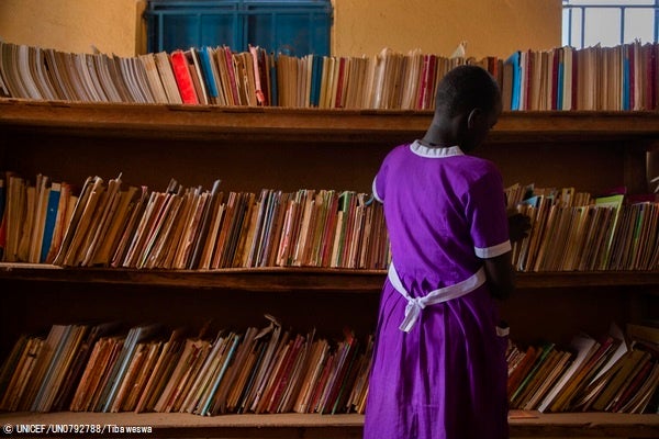 8歳の時、牛40頭とヤギ10頭と引き換えに、両親に結婚をさせられそうになり、家から逃げ出した14歳のモニカさん。アムダット州の女子小学校で、避難生活をしながら勉強を続けられている。(ウガンダ、2023年2月撮影) © UNICEF_UN0792788_Ti
