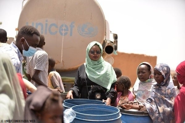 ユニセフの給水車から水を受け取る人たち。(スーダン、2023年4月29日撮影) © UNICEF_UN0835068_WES