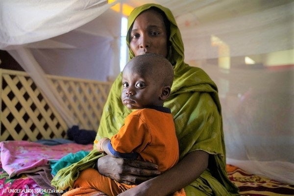 北ダルフールのユニセフが支援する栄養センターで、健康診断を受けるマーハちゃん。重度の下痢の症状があり、マラリアにも感染していたが、回復しつつある。(スーダン、2023年5月2日撮影) © UNICEF_UN0836594_Zakaria