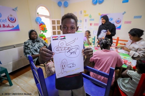 アスワンにあるユニセフの子どもにやさしい空間で、心理社会的支援を受ける子どもたち。(エジプ、2023年5月2日撮影) © UNICEF_UN0836054_Mostafa
