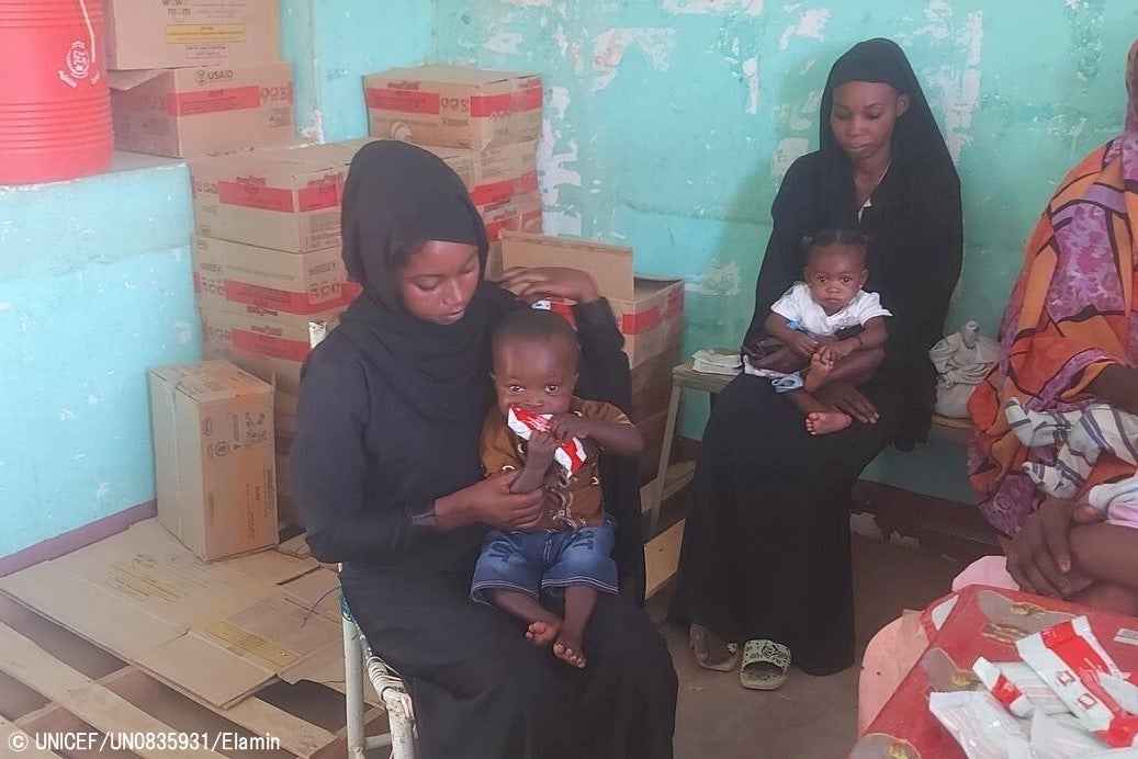 カッサラ州でユニセフが支援する外来の栄養治療プログラムを受け、すぐに食べられる栄養治療食(TURF)を口にする子ども。(スーダン、2023年5月1日撮影) © UNICEF_UN0835931_Elamin