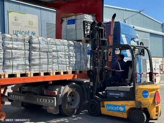 スーダンへ輸送するため、ユニセフの支援物資がトラックに載せられる様子。(アラブ首長国連邦、2023年5月8日撮影) © UNICEF_UN0840973