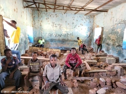 空き校舎で遊ぶスーダン難民の子どもたち。紛争が続くスーダンから中央アフリカ共和国に逃れてきた。(中央アフリカ共和国、2023年5月4日撮影) © UNICEF_UN0837024_Relano