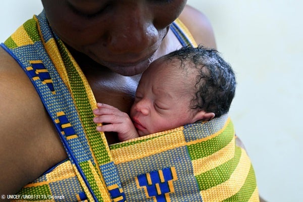 北部のコロゴにある病院で、早産で生まれた赤ちゃんを抱く母親。低体重で生まれた新生児の生存率向上につながるカンガルー・マザー・ケア(KMC)を実践し、生まれたばかりの赤ちゃんを温めている。(コートジボワール、2022年3月撮影) © UNICEF_UN061