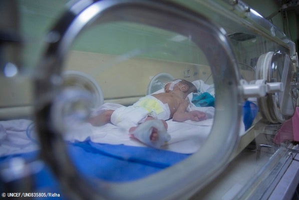 首都バグダッドの病院で、早産で生まれたため人工呼吸器をつけ保育器の中で治療を受ける生後28日のモハメドちゃん。(イラク、2023年4月30日撮影) © UNICEF_UN0835805_Ridha