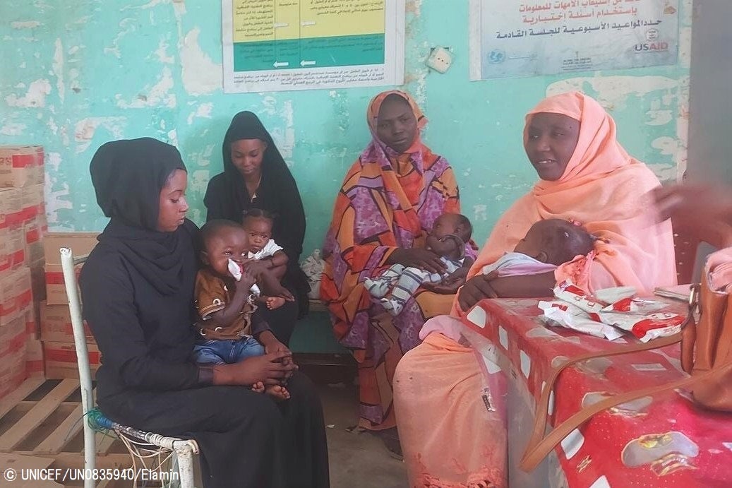 カッサラ州でユニセフが支援する外来治療プログラムを受け、すぐに食べられる栄養治療食(RUTF)を口にする子ども。(スーダン、2023年5月1日撮影) © UNICEF_UN0835940_Elamin