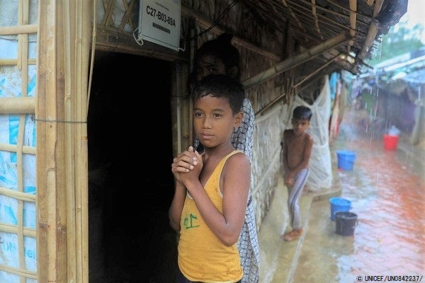 コックスバザールにあるロヒンギャ難民キャンプの仮設住居から外の様子を伺う子どもたち。(2023年5月14日撮影) © UNICEF_UN0842237_