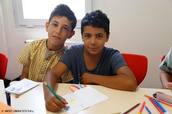 ハタイの一時避難施設にあるユニセフの子どもにやさしい空間で絵を描く男の子たち。(トルコ、2023年5月11日撮影) © UNICEF_UN0841975_Kiliç